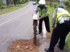 Pengecatan Jalan Berlubang oleh Anggota Lantas Mendapat Apresiasi Pengguna Jalan