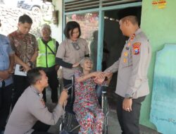 Senyum Bahagia Mbah Sonten Setelah Mendapatkan Kursi Roda dari Polres Mojokerto