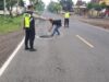 Cegah Kecelakaan, Polisi Ngawi Tandai Jalan Berlubang di Karangjati